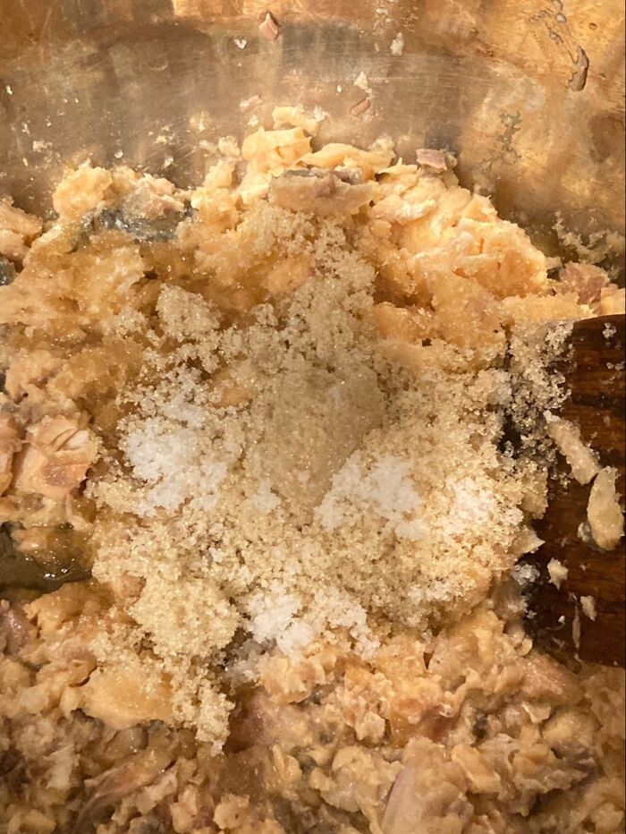 細かくほぐれてきたら砂糖と塩を入れます