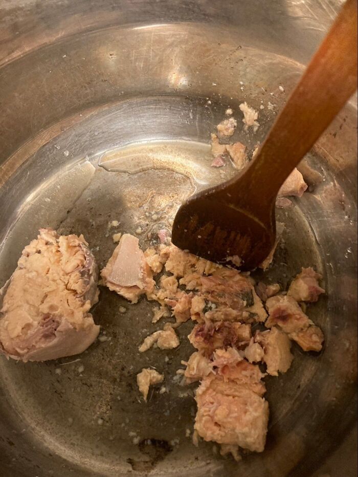 缶詰の汁ごと鍋にいれてヘラでほぐしながら煮詰めます♪