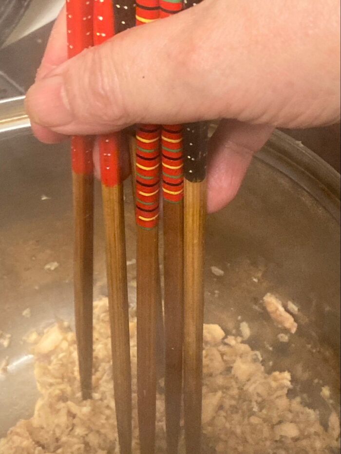 菜箸をたくさん使って細かく水分を飛ばしていきます♪