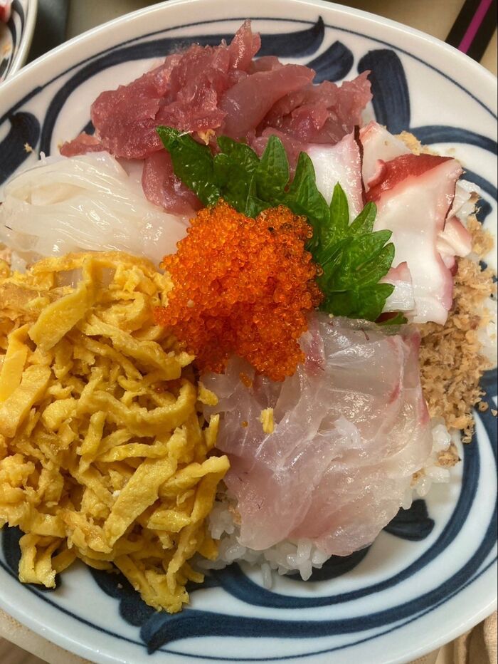 色々乗せてちらし寿司が出来ました♪