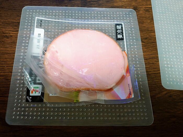 ハムをシリコンラップの上に乗せて