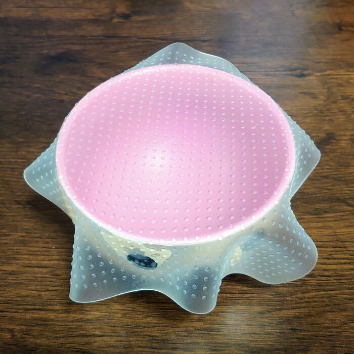 たまたま何も保存する物がなかったから空ですが……この様にラップ代わりに使う物です