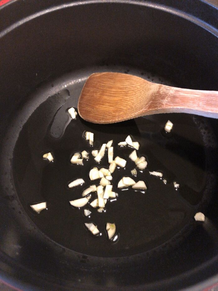 鍋にオリーブオイルを入れて炒めます