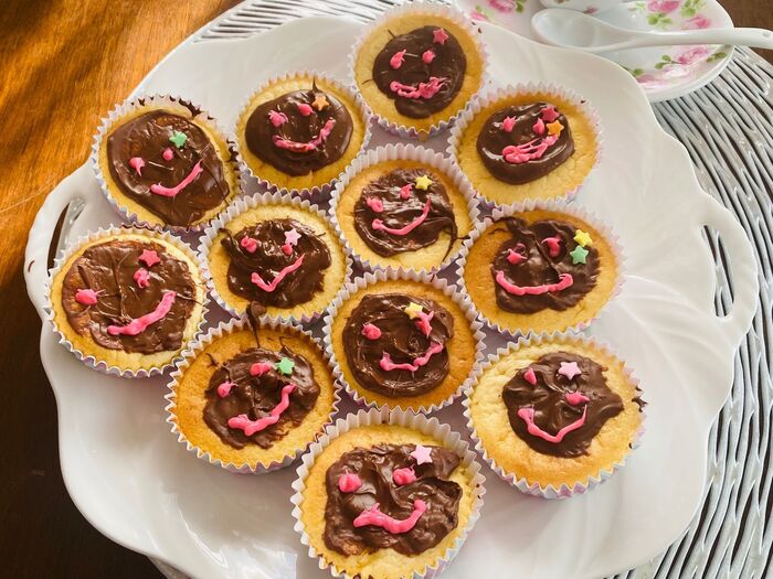 カップケーキでちょこっとチョコのせ、チョコ飾り、ここで重大な問題が!