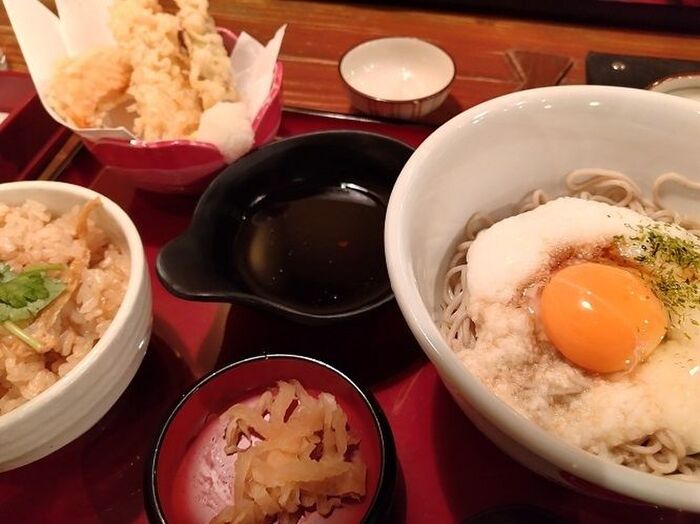 「信濃路」の山かけ蕎麦定食 1280円