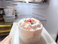 「考えた人、天才!」「見た目ウケる(笑)」箱がない…ケーキにラップするときに生クリームがつかない裏ワザがすごい!!