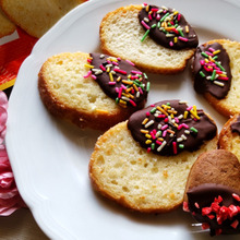 市販のラスクが華やかに♪チョコにちょこっとデコのチョコデコラスク~♪