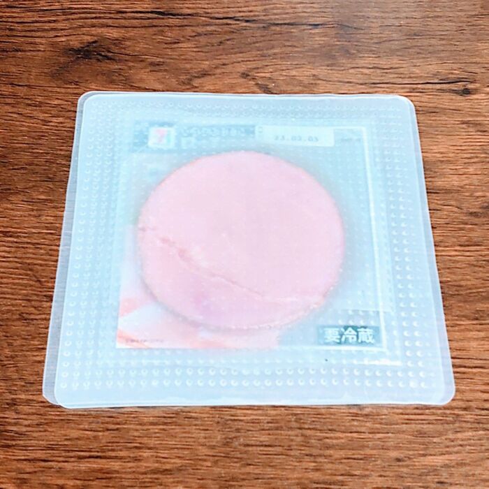 その上に、もう一枚を粘着面を下にして貼り付けるだけ