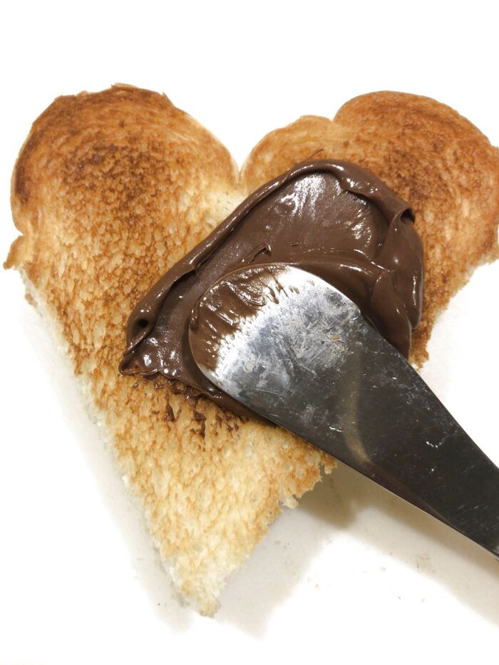 チョコレートクリームを塗ります。