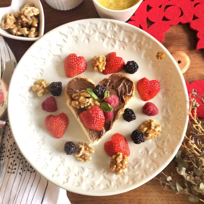 ミントを飾り、周りにもフルーツを乗せて…