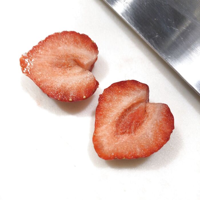 いちごを縦半分に切ります。