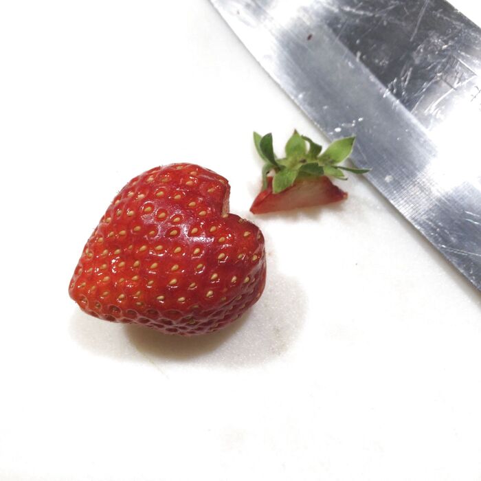 いちごをハート型に切ります。