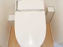 トイレの配線コード&配管を隠して掃除がラクに!