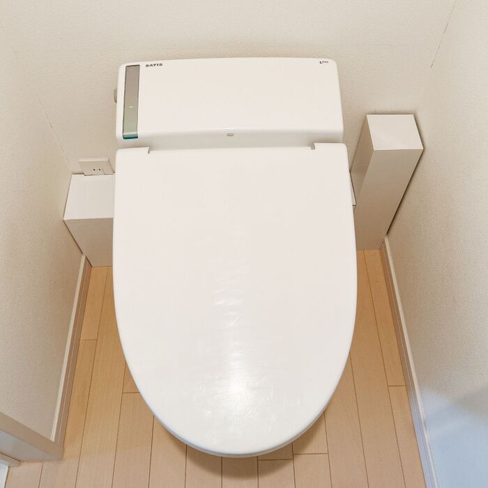 トイレの配線コード＆配管を隠して掃除がラクに！