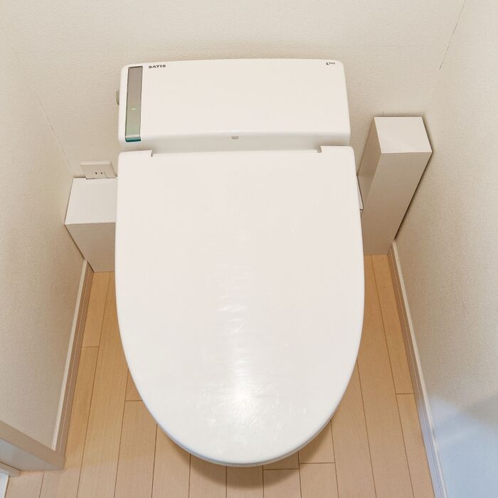 トイレの配線コード&配管を隠して掃除がラクに!