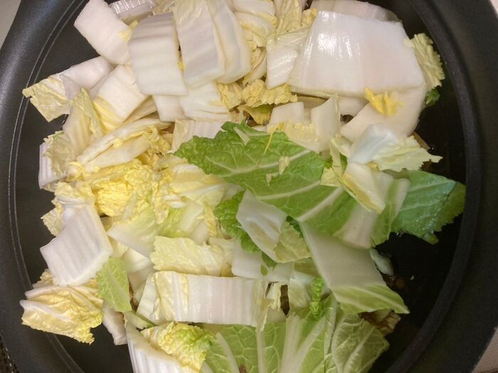 土鍋にそばつゆを入れお水で割り、白菜を入れて煮ます♪