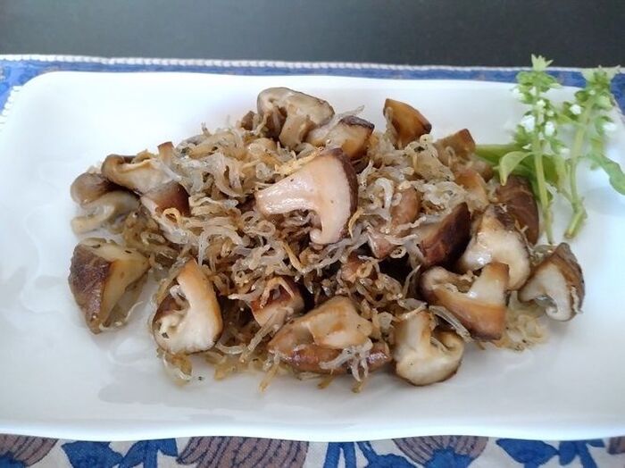【やってみた】料理家・高山なおみさんの焼きシイタケのスパイスちりめん