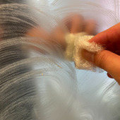 激落ち自家製クレンザーで、鏡のウロコ汚れを落とす!