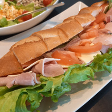 大きなバゲットで具沢山のサンドイッチどーん!!