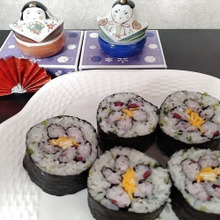 桃の花の太巻き寿司