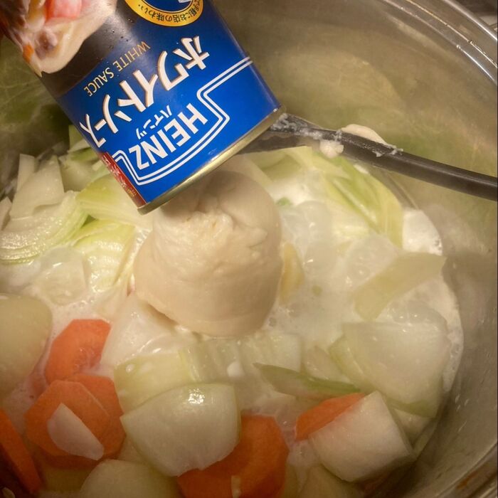 ぐつぐつしてきたらホワイトソースの缶詰を入れます♪