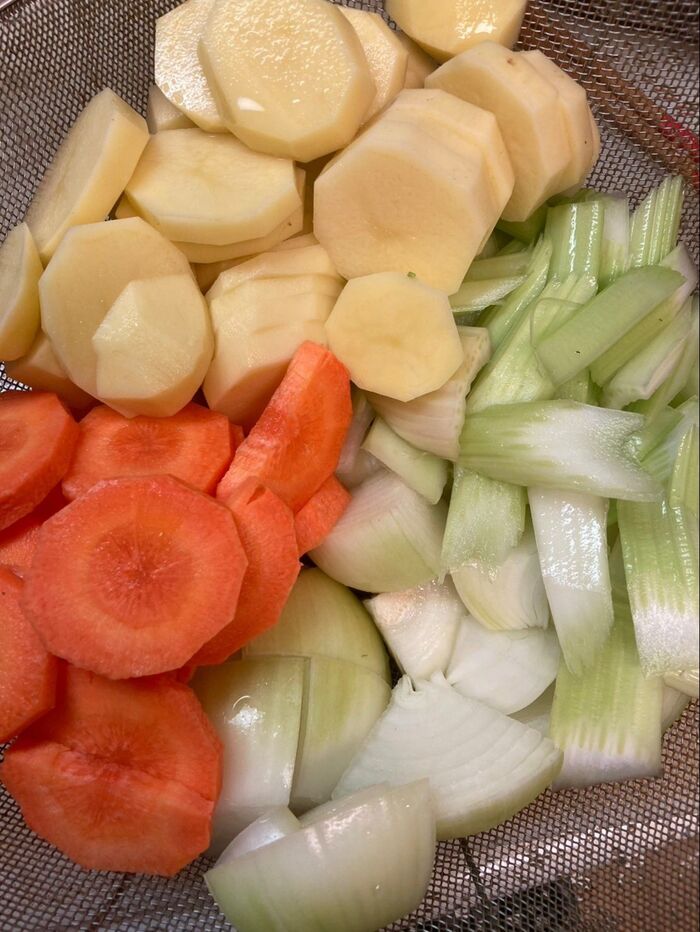 玉ねぎ、ジャガイモ、人参、セロリを小口切りにします♪