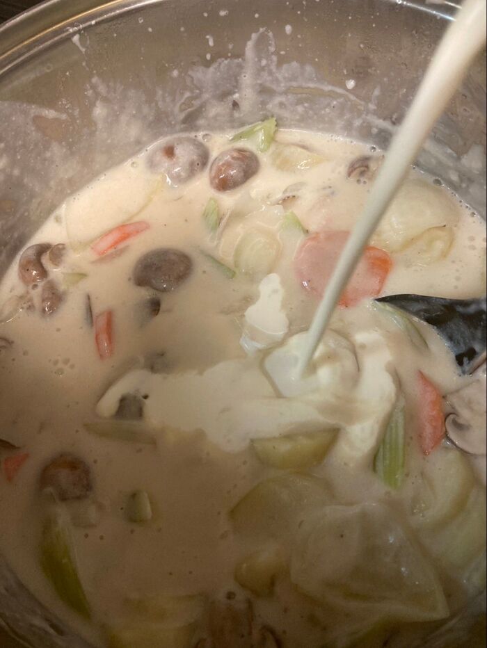 下の方から全体をかき混ぜて生クリーム投入♪