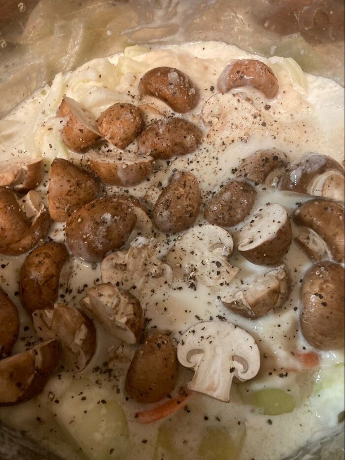 ソースが滑らかに混ざったらマッシュルームを乗せ塩コショウでしっかりと味付けします