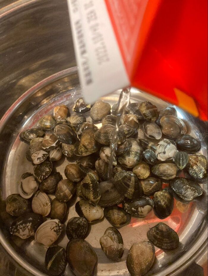 お鍋にアサリを入れたら日本酒を入れて蓋をして蒸らします♪