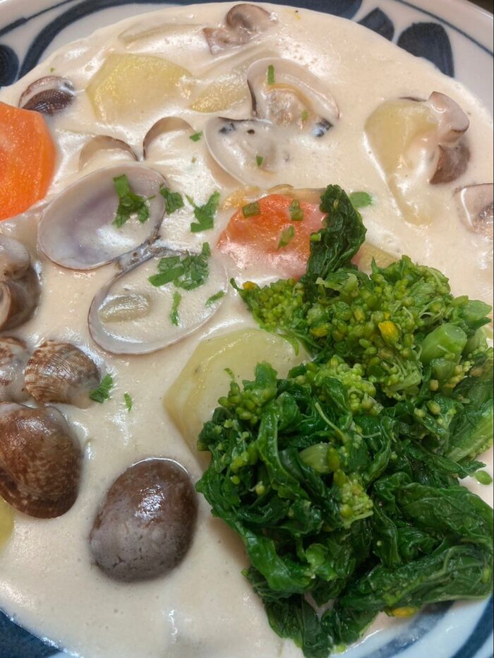 セロリの葉を散らして別茹でした菜の花を最後にたっぷり飾ります