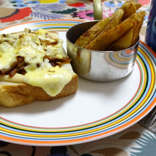 今朝のbreakfast、spicy peau de pouletチーズトースト,マサラポテト添え