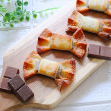 パリパリとろり♪餃子の皮でリボンチョコパイ