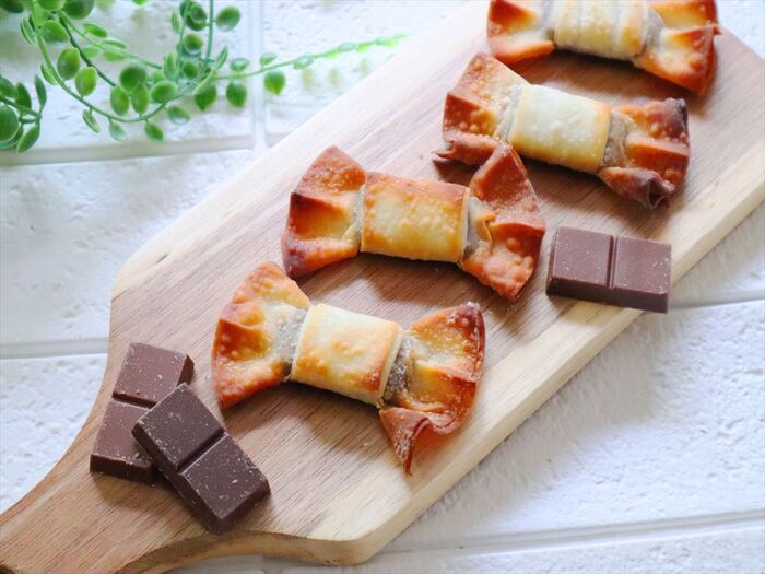 パリパリとろり♪餃子の皮でリボンチョコパイ