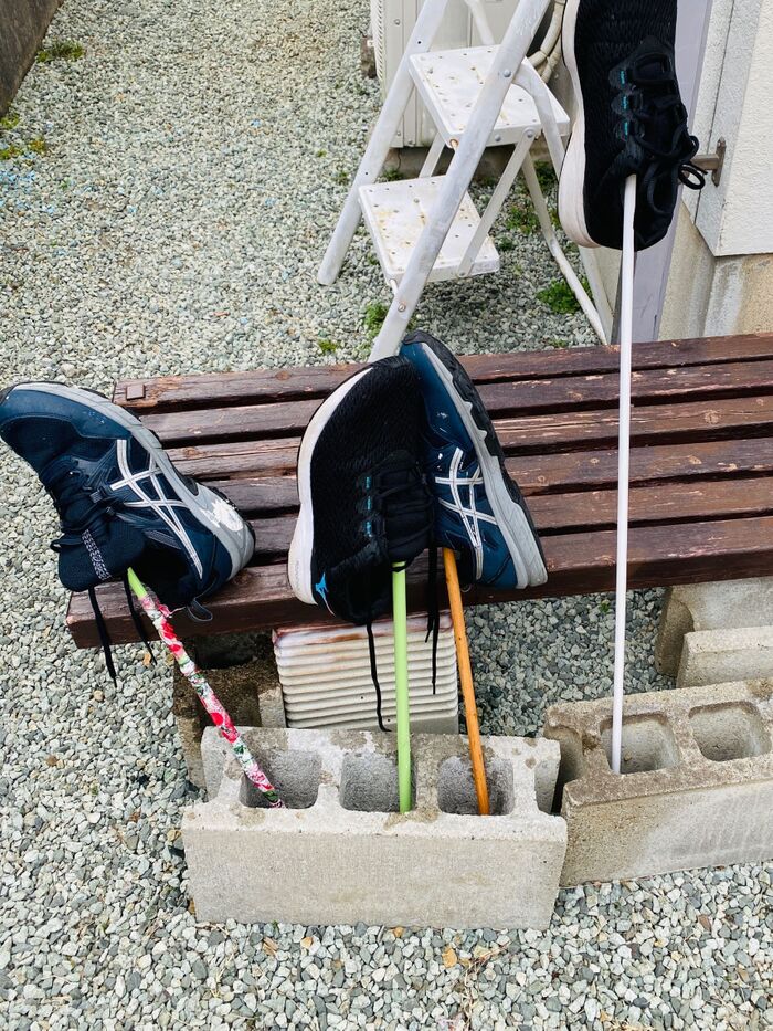 突っ張り棒で靴干し!吊せるので、水切りが良いですよ!