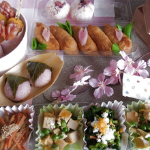 リサイクル容器や買ってきたお惣菜にひと工夫!「お手軽お花見弁当」