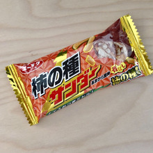 「ナイスおつまミドル!」ってことは、ビールに合うの?『ブラックサンダー』ならぬ【柿の種サンダー】