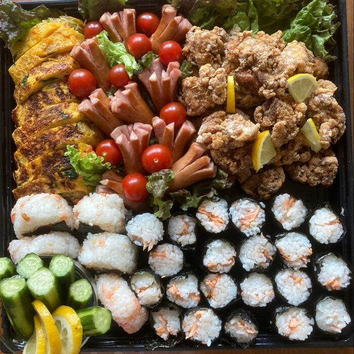 コストコのお寿司ケースに詰めた定番花見弁当♪