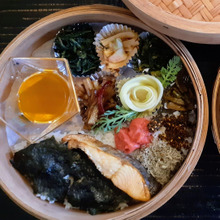 お花見弁当!曲がりわっぱ弁当!?違います!(お花見…アーモンドのお花も咲いてます)