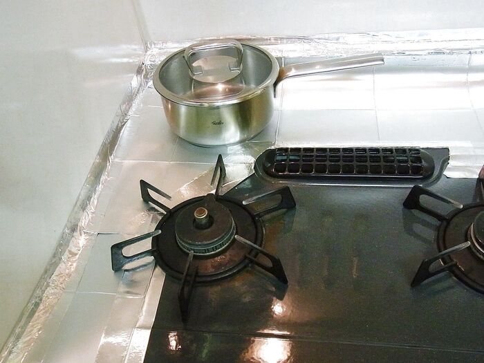 隠れた「突っ張り棒」でシステムキッチン並の使いやすさ!