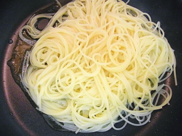 パスタと具材を合わせます