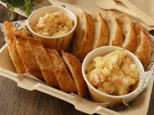 乗せながらパクッと食べる「ウィンナーポテサラののっけパン弁当」