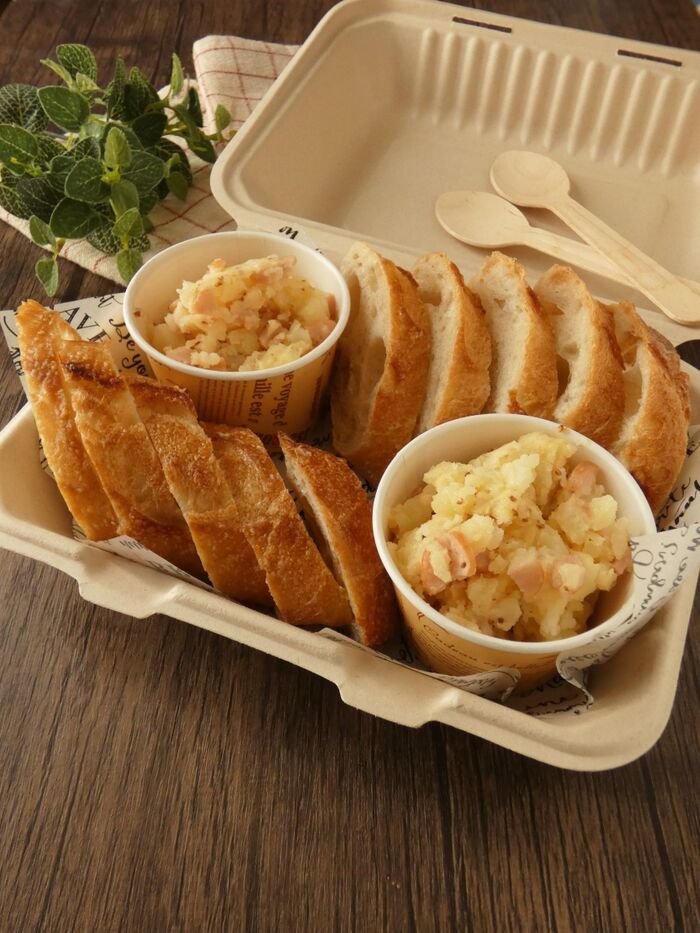 乗せながらパクッと食べる「ウィンナーポテサラののっけパン弁当」