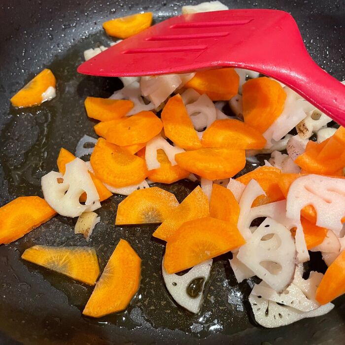 れんこんとにんじんのきんぴら①