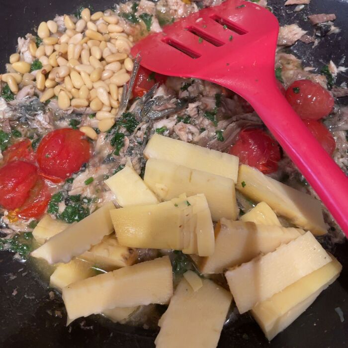 たけのこと、松の実を入れます