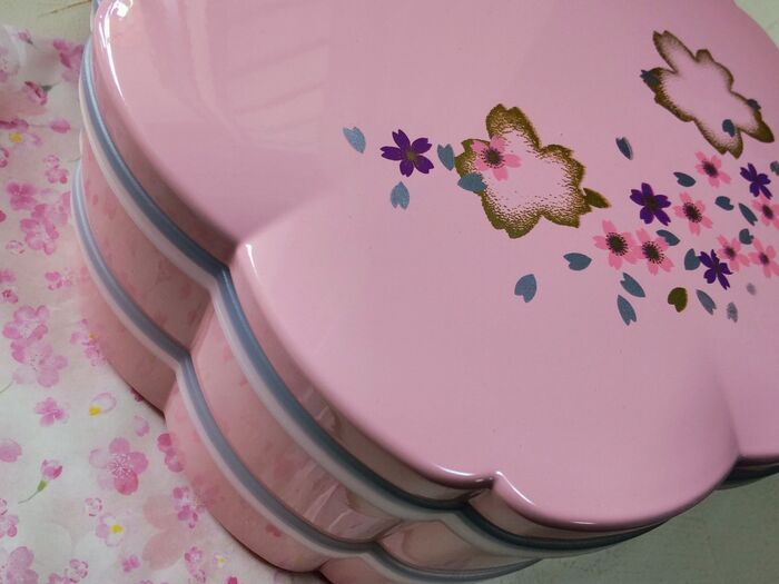 桜の2段式のお重を使用して、季節感を感じられるようにしてみました♪