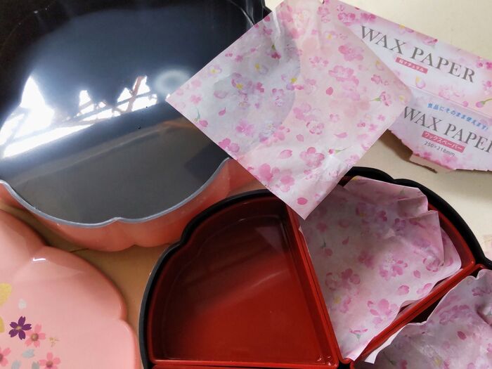 桜柄のワックスペーパーを桜のお重(5つの入れ物)にそれぞれ敷きこみます