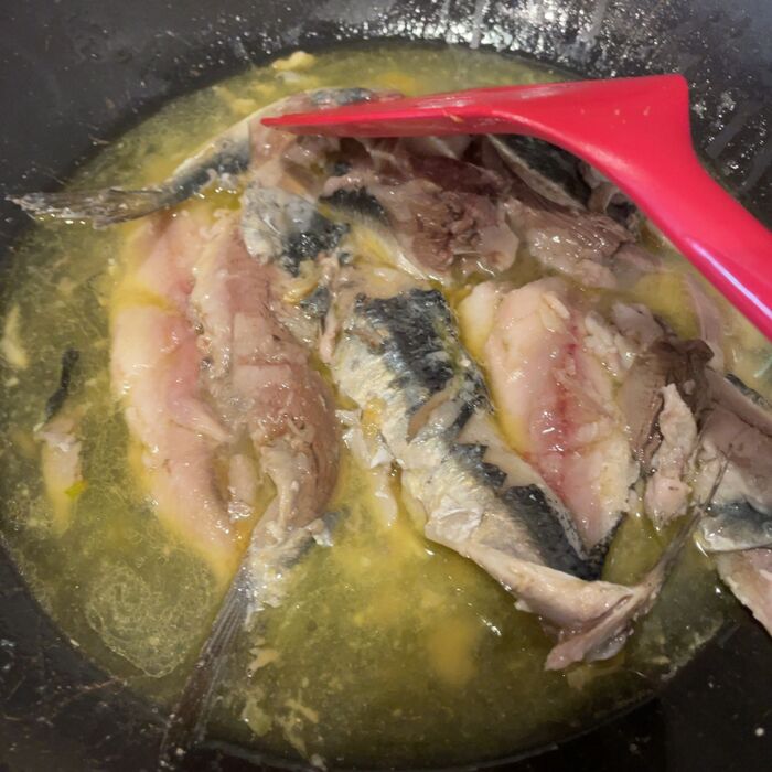 塩で味つけします