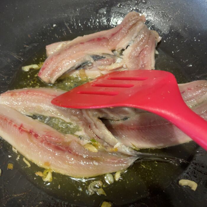 いわしを炒めます