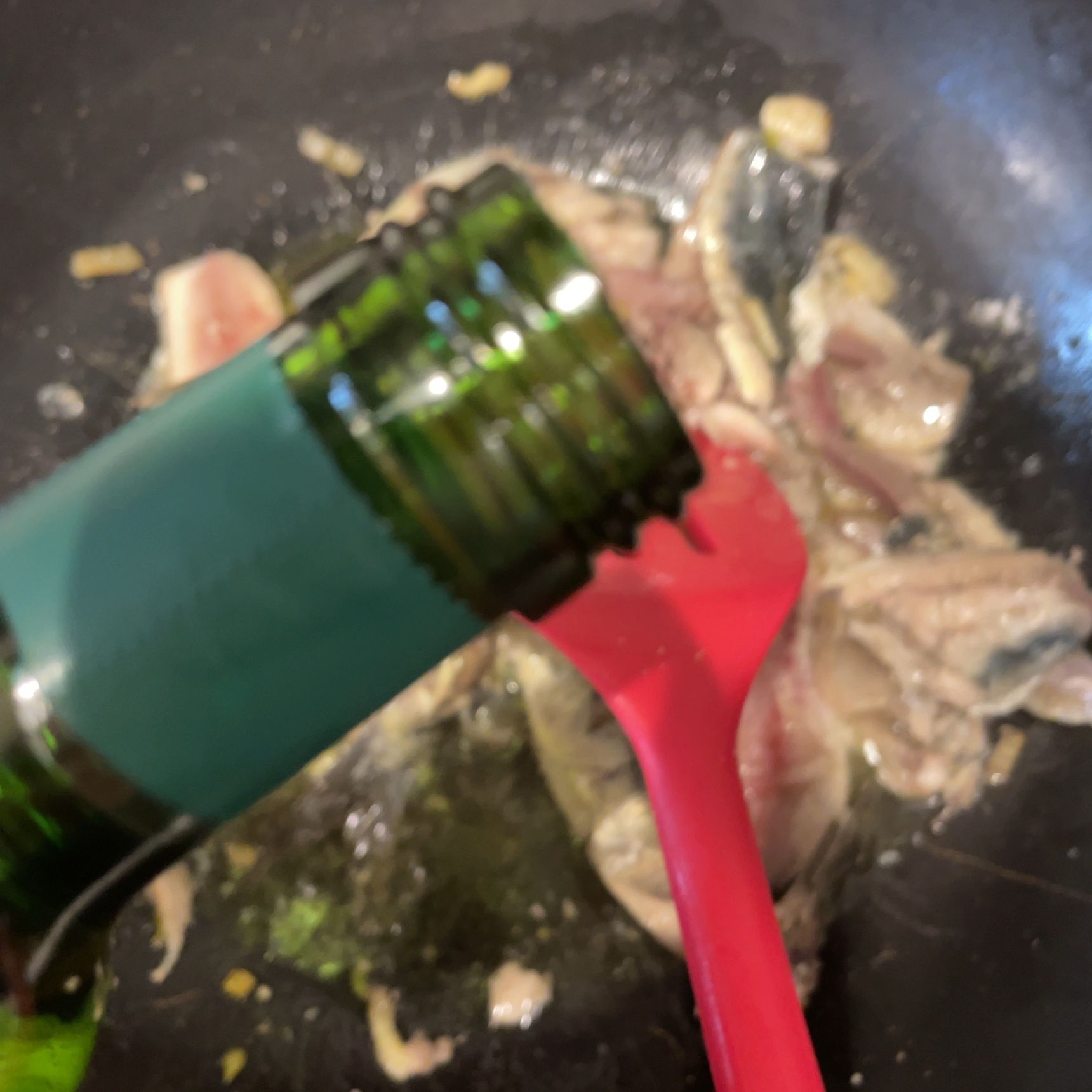 白ワインを入れます