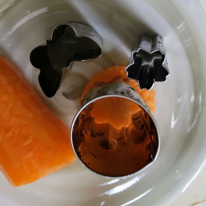 人参を桜と蝶の抜き型で抜きとる